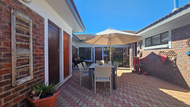 6 Bedroom Property for Sale in Fraaiuitsig Western Cape